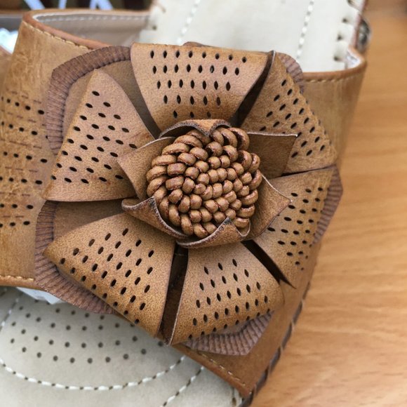 Lady Godiva Brown/Tan Flower Sandals Wedges, sz 10 - Picture 3 of 10